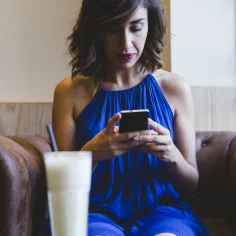 happy-woman-in-cafe-working-on-laptop-and-mobile-p-2026-03-11-00-54-34-utc copia